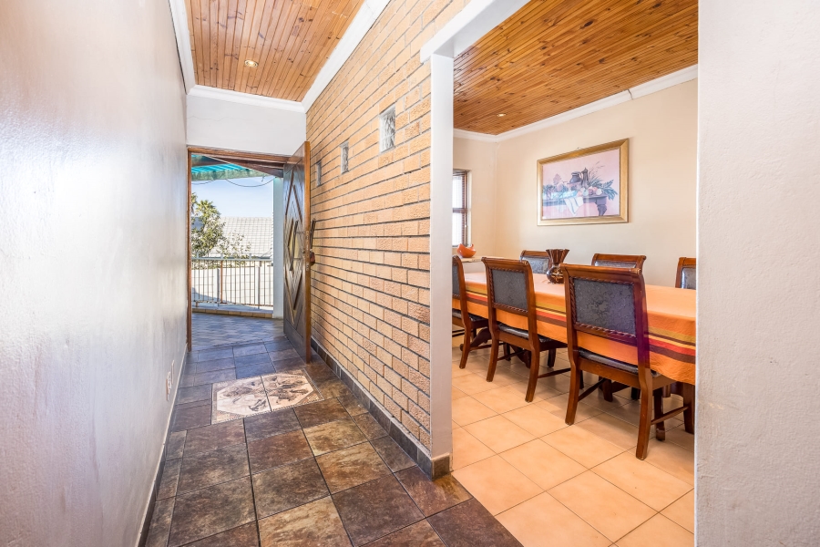 6 Bedroom Property for Sale in Vredekloof Western Cape